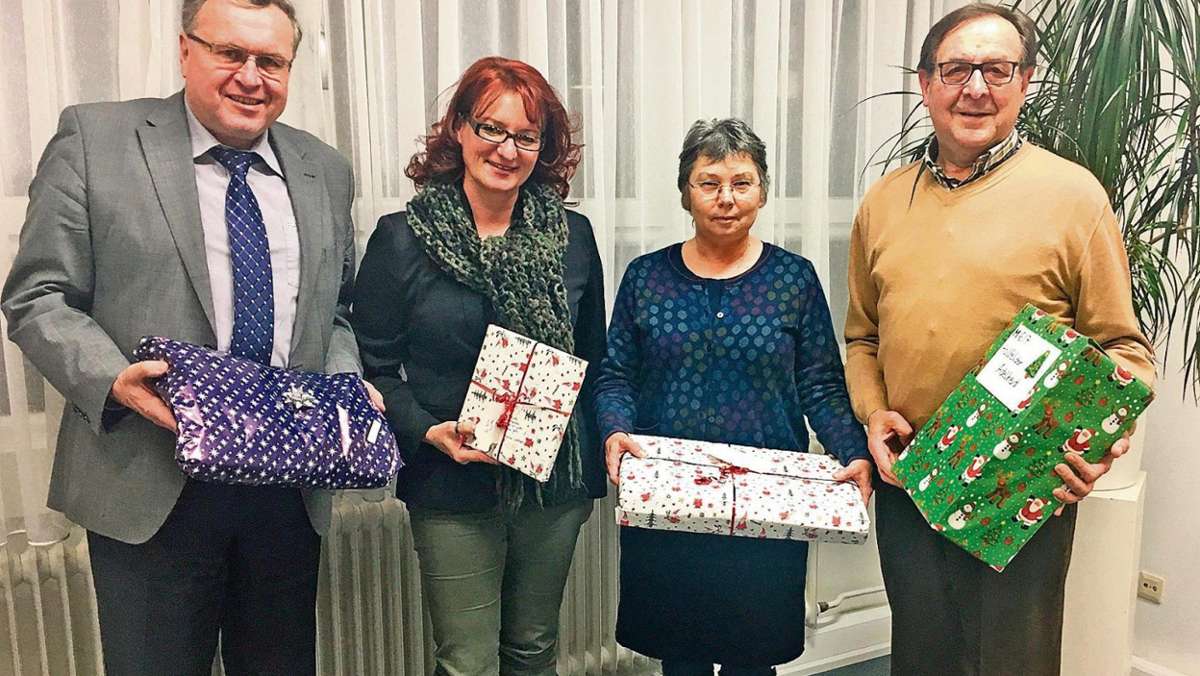 Himmelkron/Bayreuth: Lehrer packen Päckchen für Behinderte