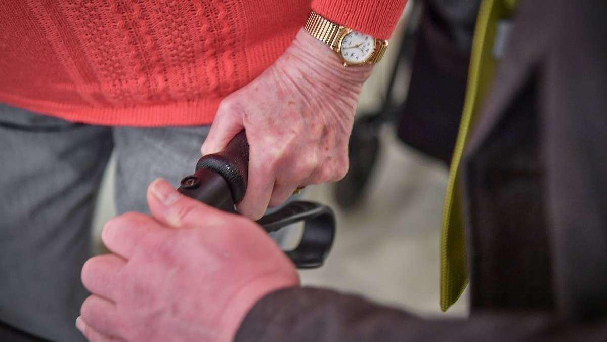 Marktredwitz: Dieb klaut Seniorin Handtasche aus dem Rollator