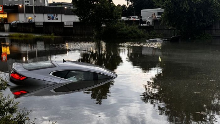 Nürnberg: Autos von Wassermassen verschluckt