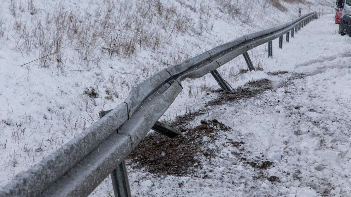 Länderspiegel: Wintereinbruch: Mehrere Unfälle auf glatten Straßen