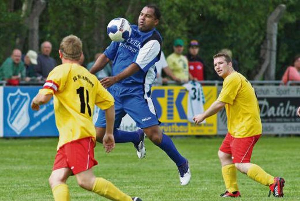 Nur phasenweise konnte Ailton bei seinem Gastspiel in Furthammer zeigen, wie gut er noch am Ball ist. Weitere Bilder unter www.frankenpost.de.
