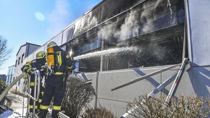 Riesige Rauchwolke: Netzsch-Labor  in Flammen