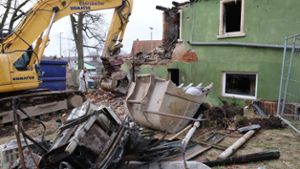 Start der Abrissarbeiten: Mordhaus in Mainleus liegt in Trümmern