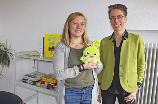 Gespräche gegen Kummer: Sarah Maria Weiß (links) ist neu an der Grundschule. Das freut Leiterin Bianca Schönberger. Foto: cs