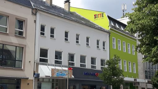 Titte statt Sitte  In der Hofer Altstadt klettert ein Sprayer auf die Dächer und verändert den Schriftzug eines Möbelgeschäfts. Foto: Alina Juravel