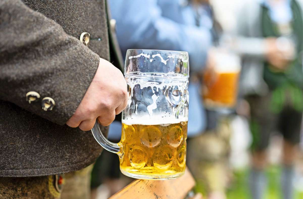 8,60 Euro wird die Maß Bier beim Wiesenfest kosten. Foto: dpa/Matthias Balk