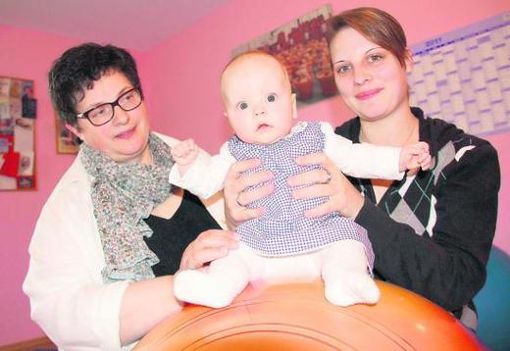 Drei Generationen, die viel verbindet: Hebamme Gabriele Gehr hat ihrer 25-jährigen Tochter Steffi geholfen, die kleine Hanna im vergangenen November mit auf die Welt zu bringen. Foto: zys