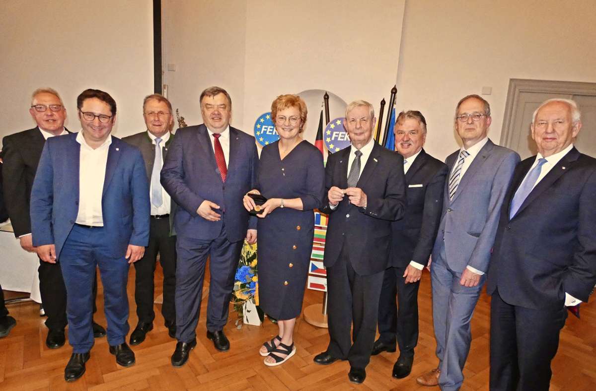 Die Preisträger und Preisträgerin mit ihren Laudatoren und weiteren Repräsentanten der Fördergesellschaft für Europäische Kommunikation von links Foto: Werner Reißaus