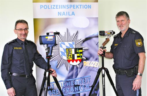 Mit dem verstärkten Einsatz von Lasergeräten bei Geschwindigkeitskontrollen wollen der Nailaer Dienststellenleiter Klaus Bernhardt (links) und Verkehrssachbearbeiter Udo Mertens gegen Raser vorgehen. Foto: flo