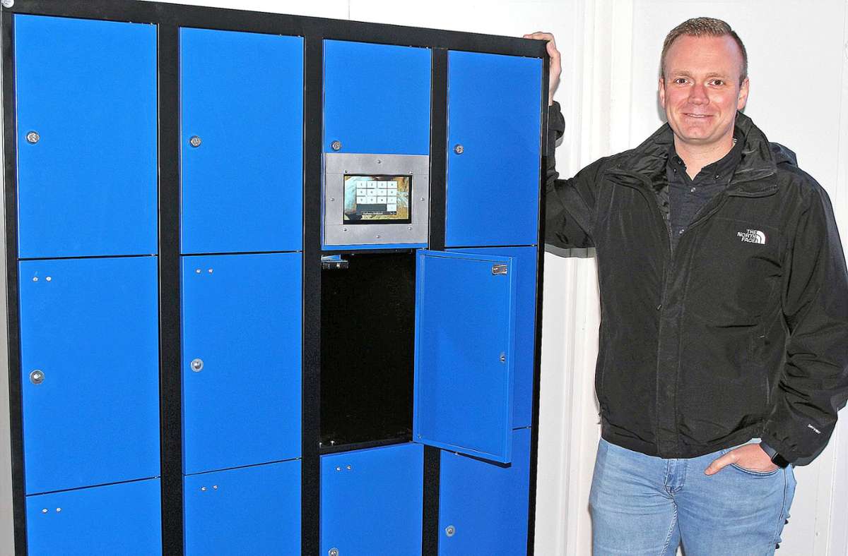 Mario Schuld hat das „Laablacenter“ im Weißdorf-Lädla selbst von einem normalen Schließfachschrank in eine  digitale Abholstation umgebaut. Foto: /Engel