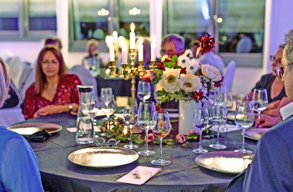 Beim „Golden Evening“ passt   die Dekoration zur        Ausstellung –  jeder Tisch    im  Porzellanikon ist einem    Meissen-Unikat gewidmet. Das  Blumen-Arrangement    verweist auf   ein   Wandbild von Volkmar Bretschneider.