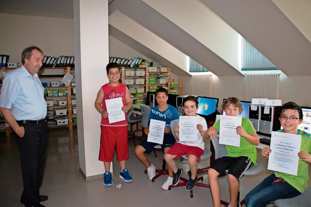 Die Schüler der Sophien-Grundschule Hof haben ein Zertifikat über die Teilnahme am Projekt "Coding Kids" erhalten. Rainer Blechschmidt (links) ist Mitglied im Organisationsteam von "Coding Kids". Fotos: Lamilux / Archiv Quelle: Unbekannt