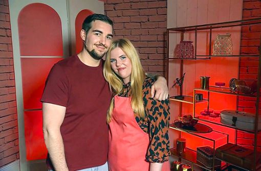 Johannes Groß und Jennifer ‚Pühlhorn haben sich passend zur Farbe ihrer Showküche in „Doppelt kocht besser“ in Rot gekleidet. Foto: Sat.1