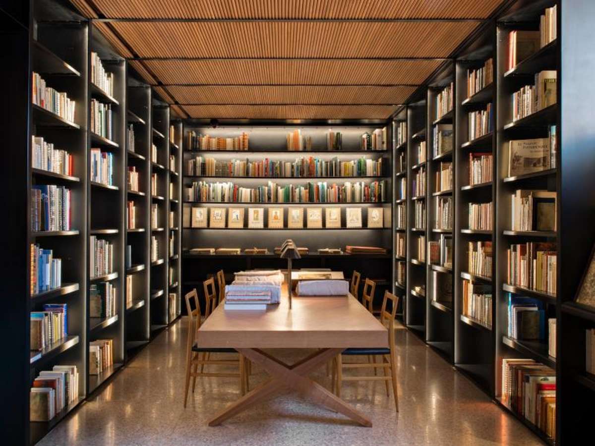 In dem Museum befindet sich auch eine Bibliothek, denn die Einrichtung will nicht nur Modetempel, sondern auch Kulturzentrum sein. Foto: Nicolas Mathéus/Fondation Jardin Majorelle/dpa-tmn