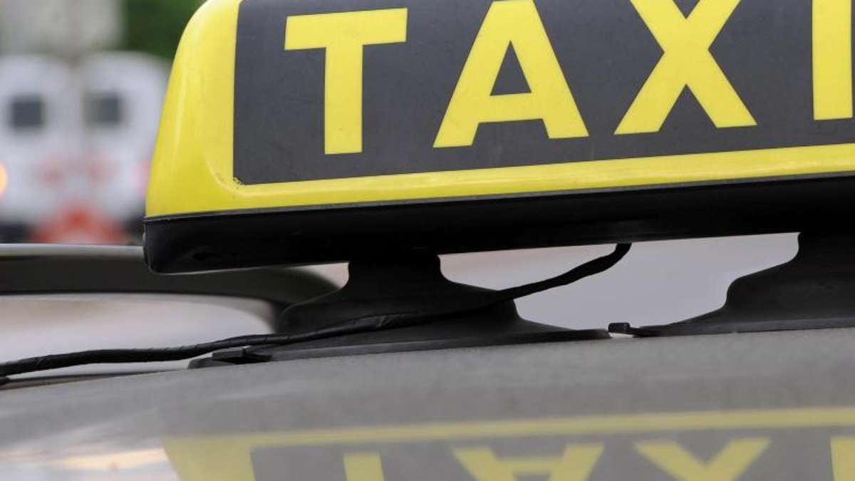 Hof: Rasender Taxifahrer fährt in Polizeikontrolle