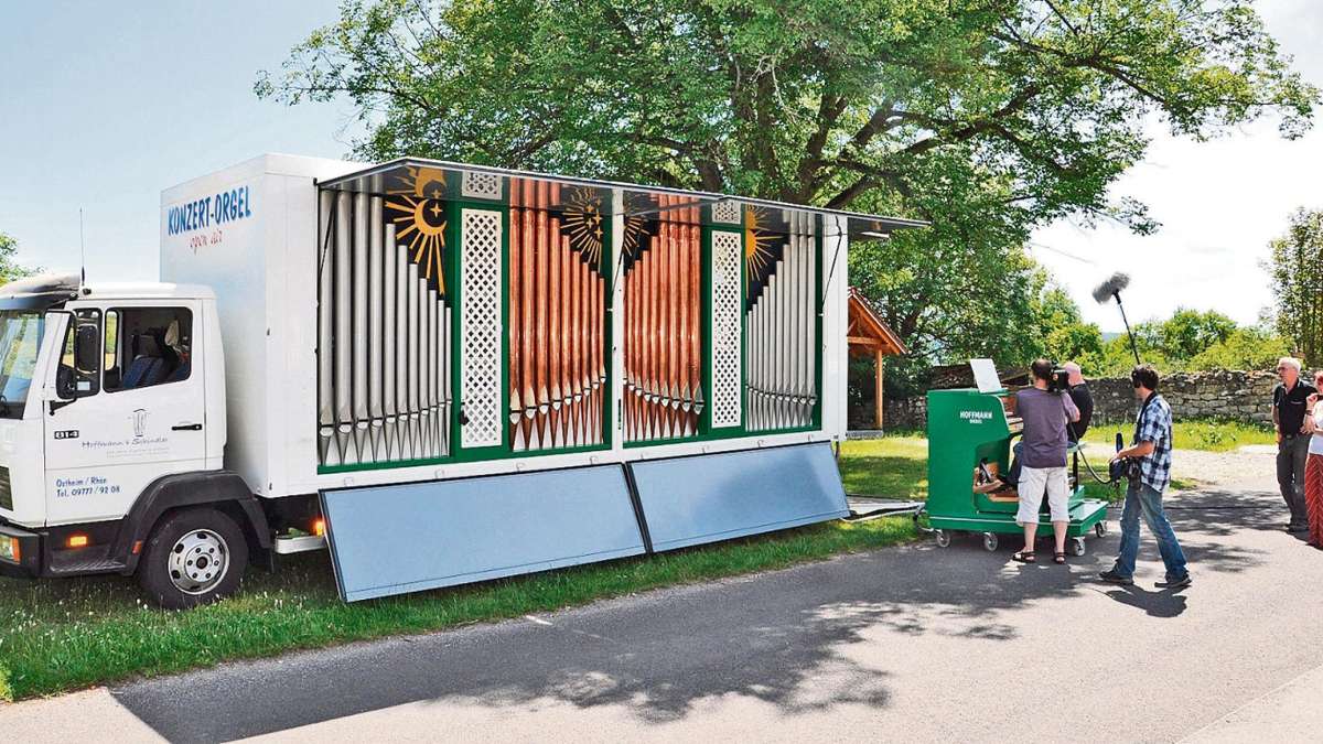 Hof: Erster Hofer Auto-Gottesdienst mit Orgel aus dem Lastwagen