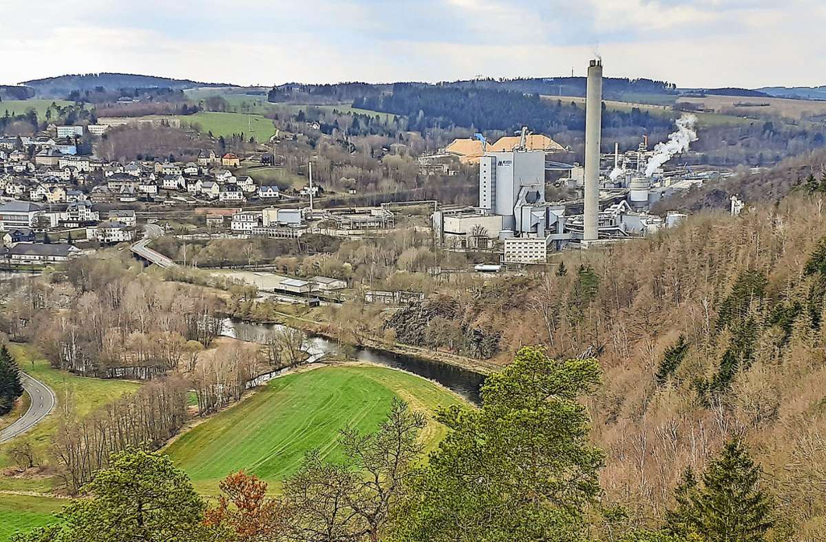 Blick von Blankenberg auf Blankenstein mit der Zellstoff- und Papierfabrik. Tief unten, direkt rechts an der Saale, verläuft das Gleis der alten Feldbahn. Das Foto entstand im zeitigen Frühjahr. Foto: /Gebhardt