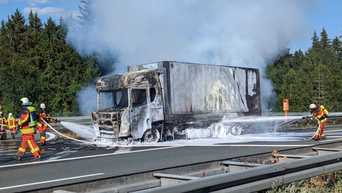 Auf der A93: Lastwagen brennt aus