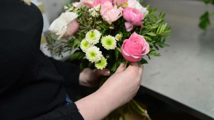 A 93: Polizeikontrolle beschert Ehefrau Blumenstrauß