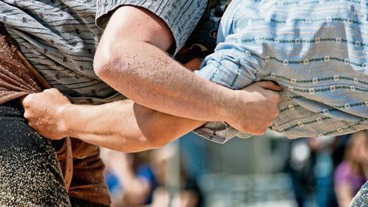 Schönwald: Ehestreit eskaliert: Männer gehen mit Barhocker aufeinander los