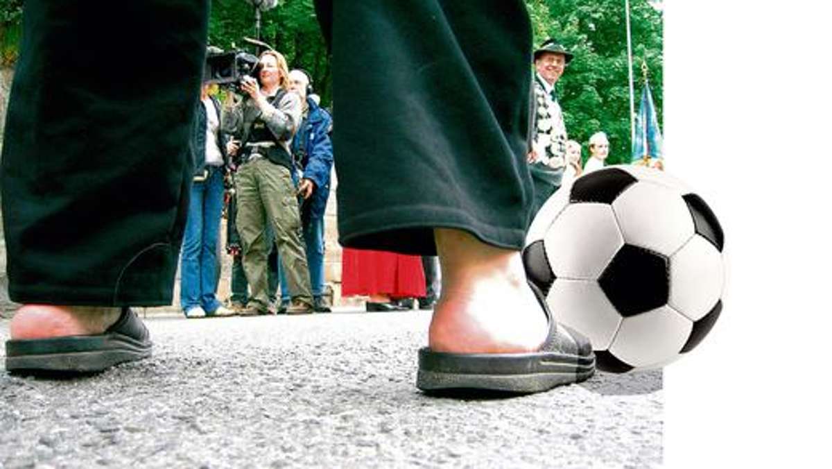 Hof: Fußball kontra Festzelt