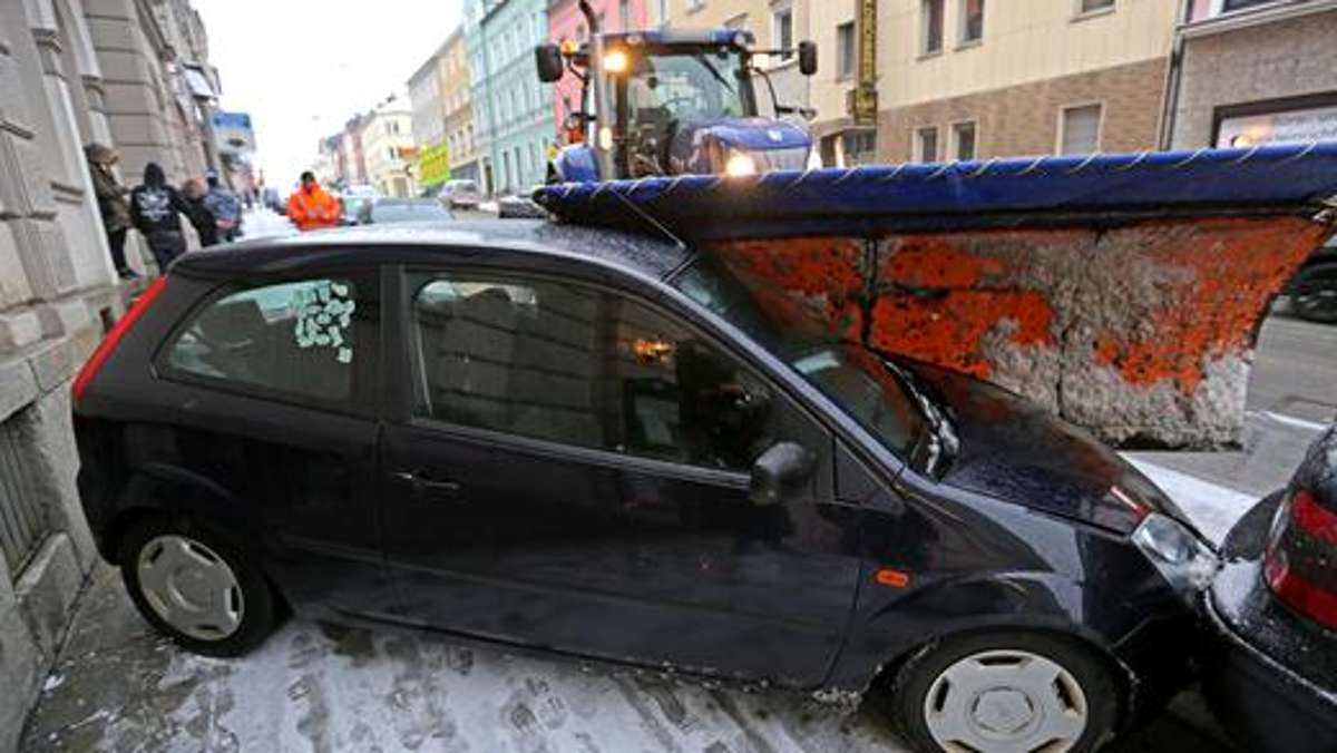 Hof: Winterdienst rutscht in geparkte Autos