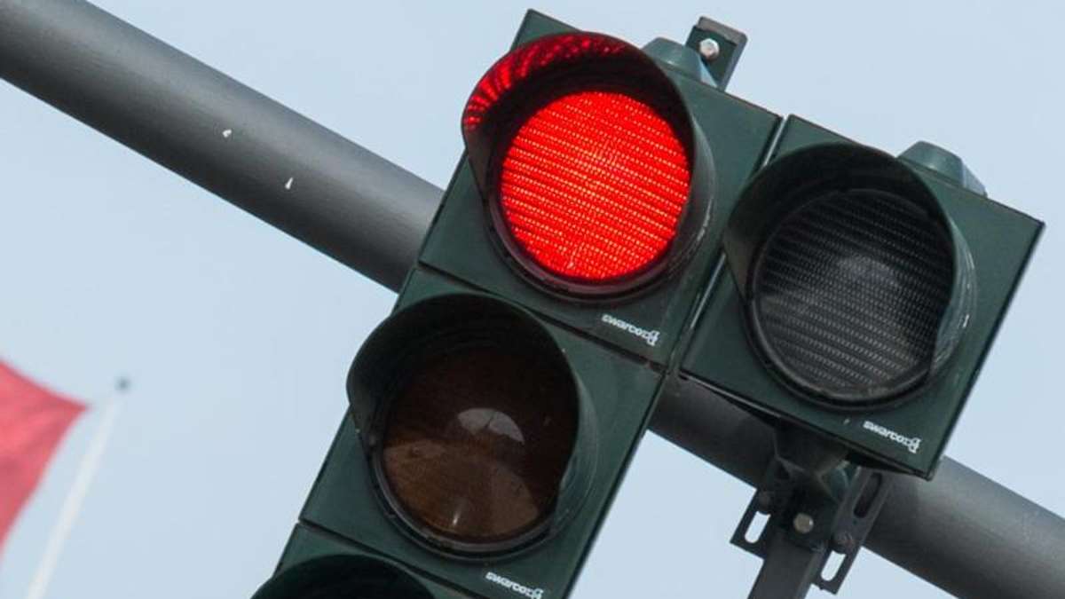 Rehau: Kollision mit Lkw: Autofahrer fährt bei Rot in Kreuzung