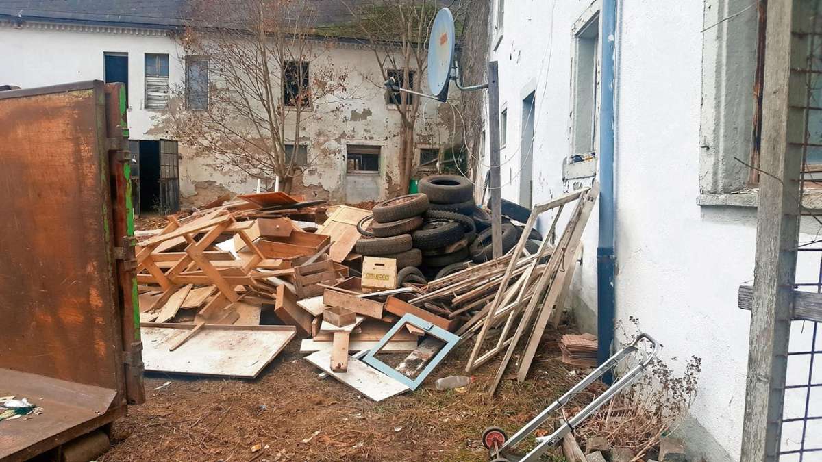 Tauperlitz: Vor dem Abriss weicht der Müll