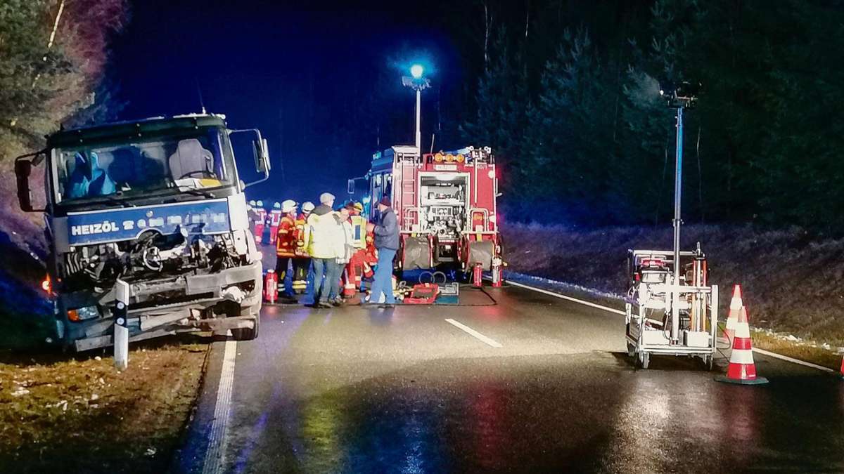 Münchberg: Tödlicher Unfall bei Helmbrechts: Tanklaster und Auto kollidieren