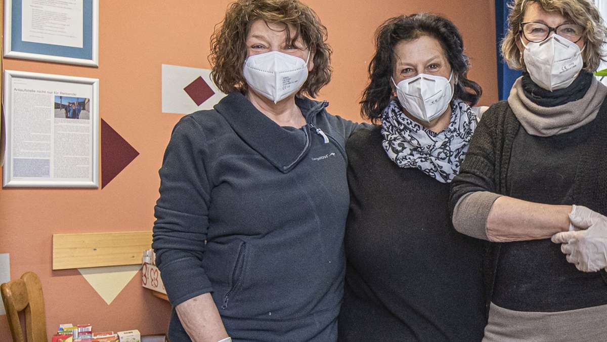 Warme Mahlzeit für Bedürftige: Drei Hausfrauen mit Herzla