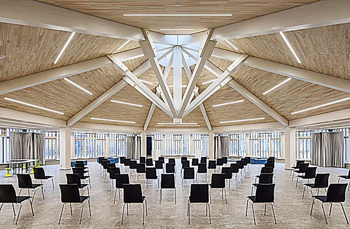 Freundlich und hell hat Architekt Peter Kuchenreuther die Aula in der Waldsassener Grundschule gestaltet.