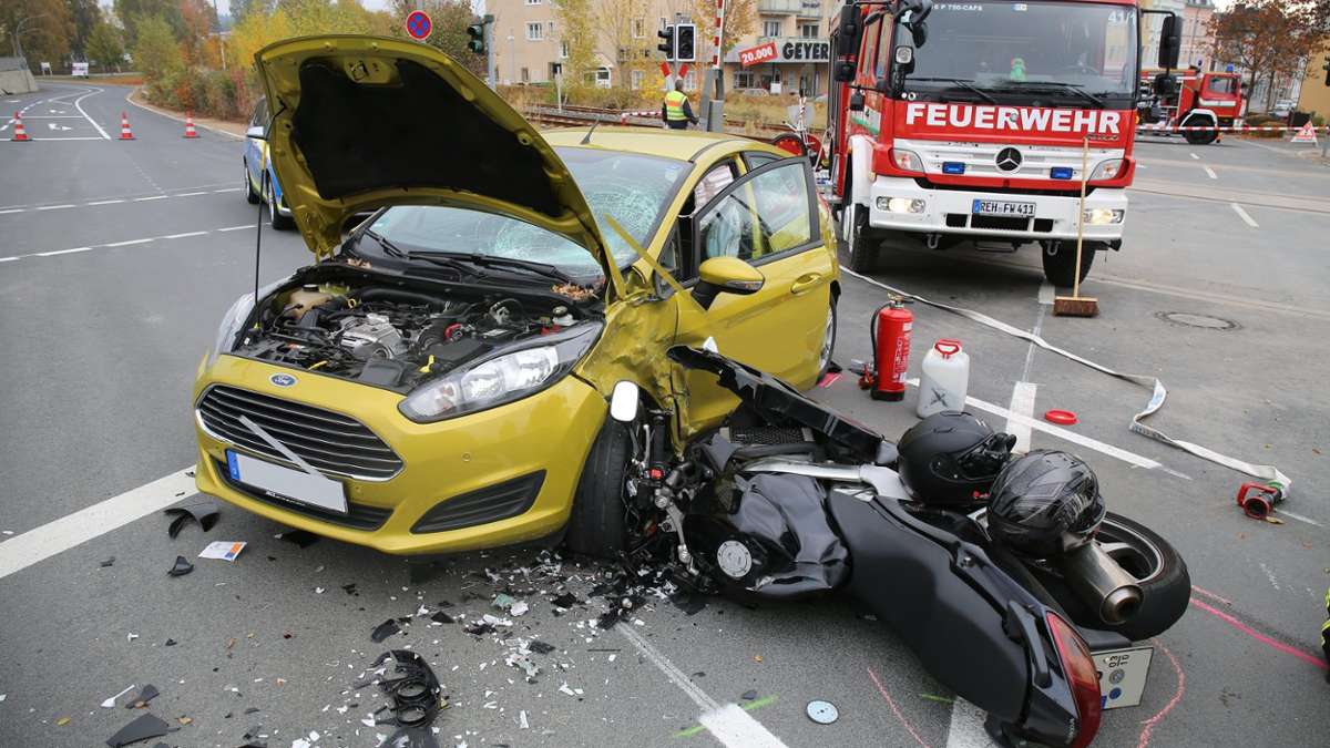 Rehau: Rehau: Auto kollidiert mit Motorrad - vier Verletzte