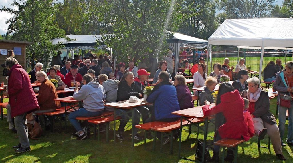 Bei bestem Wetter genossen die Gäste die angebotenen Köstlichkeiten beim Breitenbrunner Tierheimfest.