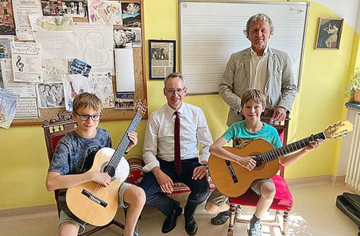 Simon und Martin Nothhaft mit Oberbürgermeister Ulrich Pötzsch und Gitarrenlehrer Miloslav Matousek­ (rechts) Foto: Brigitte Gschwendtner