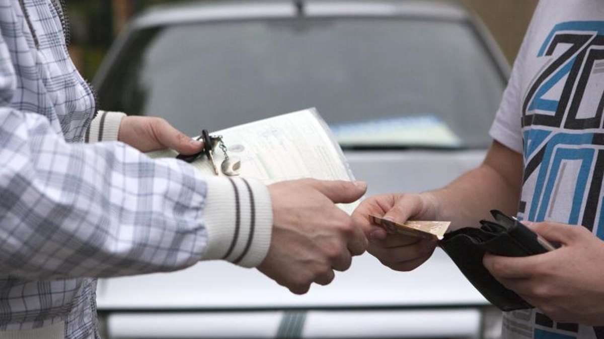 Hof: Versuchter Betrug: Auto-Verkäufer fährt Kaufinteressent um