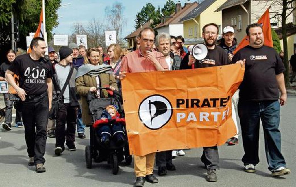 42 Piraten marschierten am Sonntag von der Eppenreuther Straße zum Anwesen von Bundesinnenminister Dr. Hans-Peter Friedrich.
