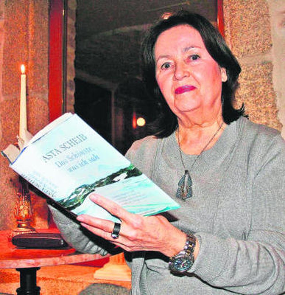 Asta Scheib mit ihrem Segantini-Roman in Hof: Rattern im Kopf. Foto:  