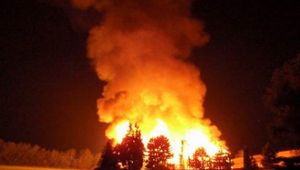 Flammenmeer: Lagerhalle in Hof brennt völlig nieder