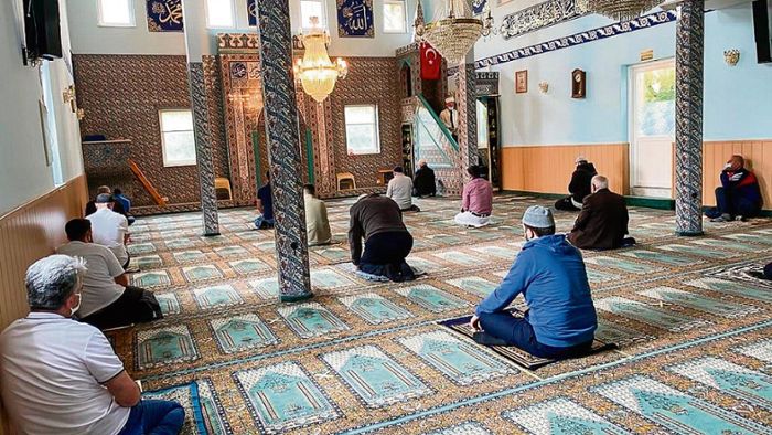 Mit Mundschutz in die Moschee