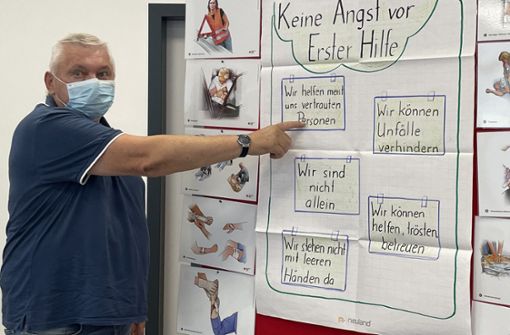 Walter Feyer, selbst schon im Ruhestand, ist einer der Ausbilder in Erster Hilfe beim Kulmbacher BRK. Foto: Melitta Burger