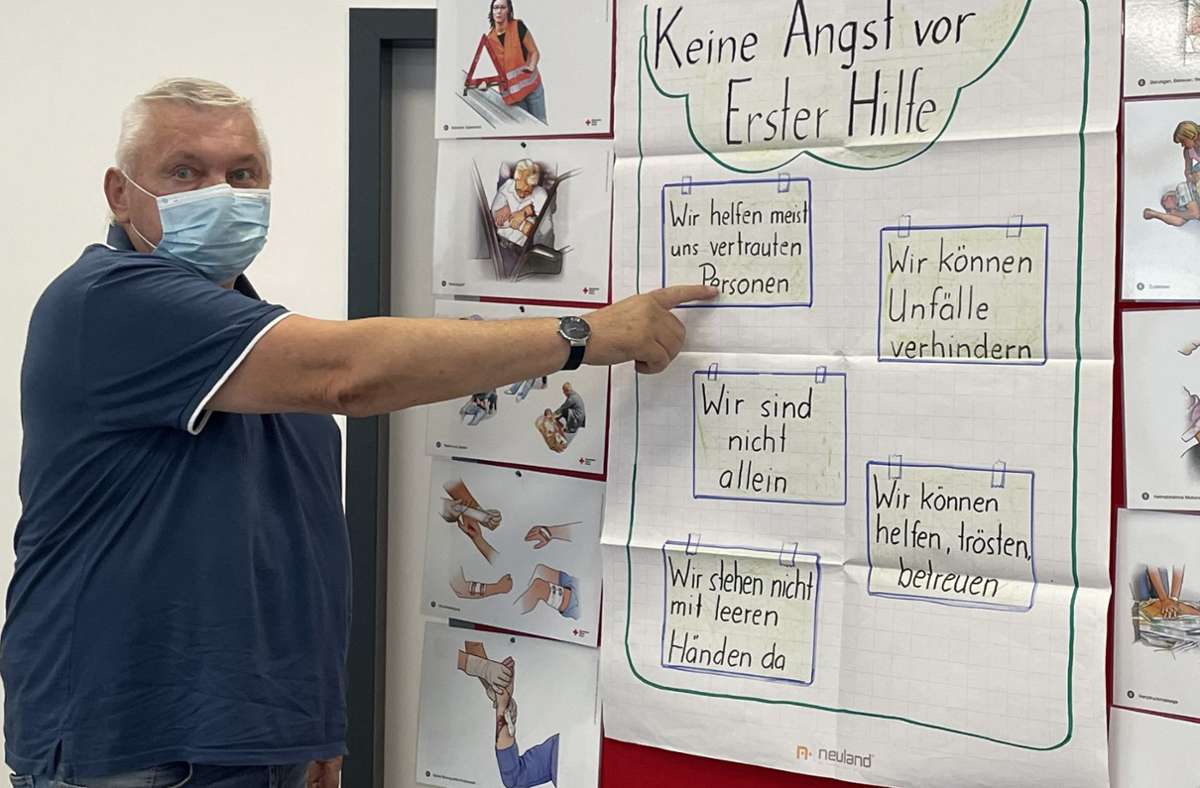 Walter Feyer, selbst schon im Ruhestand, ist einer der Ausbilder in Erster Hilfe beim Kulmbacher BRK. Foto: Melitta Burger