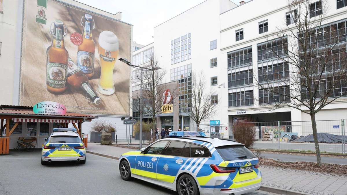 Polizei sperrt Kulmbacher „Fritz“ ab: Gruppe hatte es auf jungen Mann abgesehen