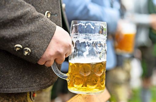 Das schmeckt den Gefreesern: Der Bierpreis bleibt stabil. Foto: picture alliance/dpa/Matthias Balk