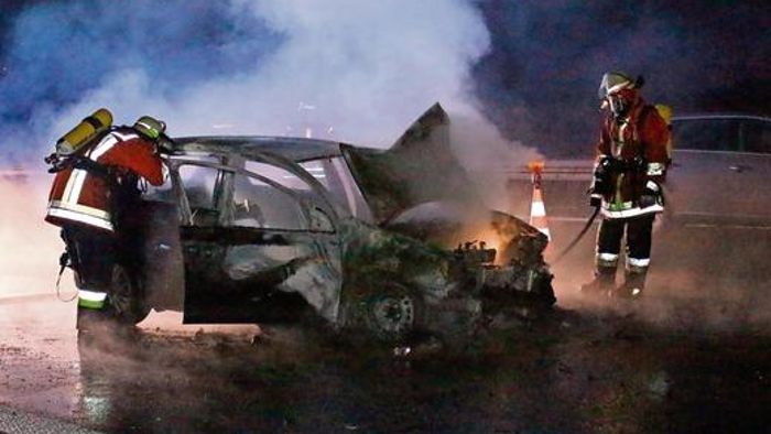 VW Golf in Flammen: Drei Verletzte