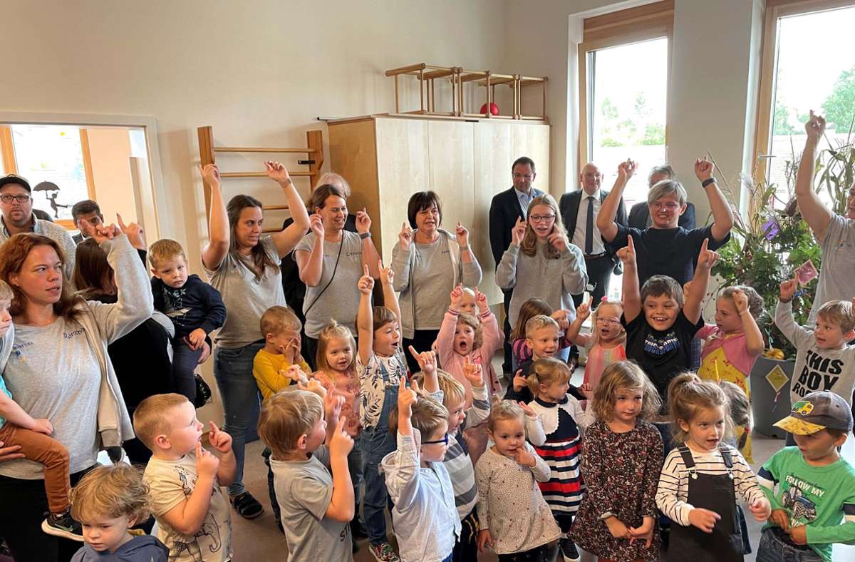 Die Kleinen hießen die zahlreichen Gäste in ihrem Kindergarten willkommen. Foto: Herbert Scharf