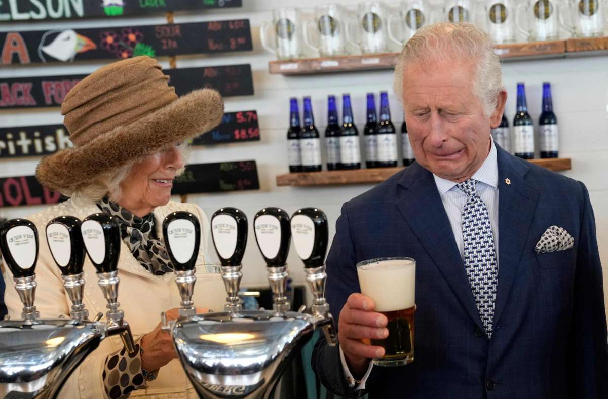 Prinz Charles und Herzogin Camilla beim Bier-Zapfen.
