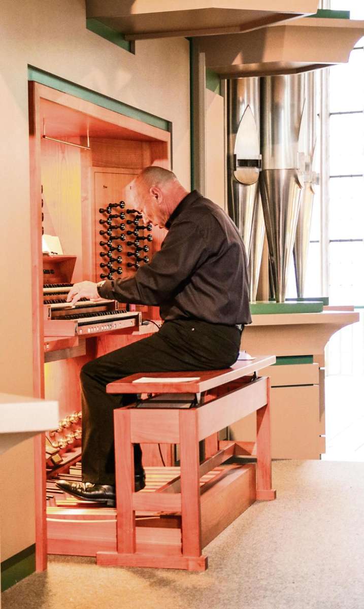 Gerd Wachowski improvisierte am Pfingstsonntag auf der Orgel der Petrikirche. Foto: Klaus Klaschka