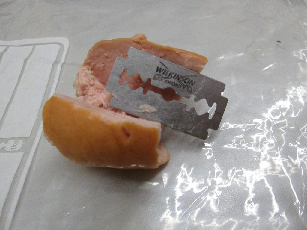 Die präparierte Fleischwurst. Foto: Polizei