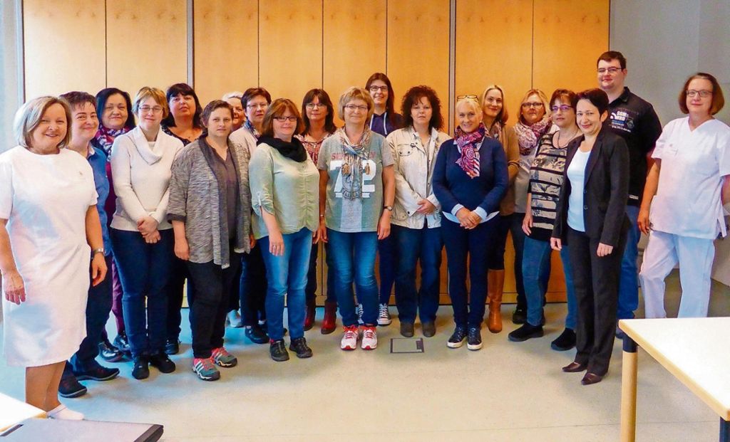 14 Frauen und ein Mann haben sich entschlossen, am Klinikum Kulmbach eine Ausbildung zum Pflegehelfer zu machen. Sie sollen die examinierten Schwestern und Pfleger unterstützen.