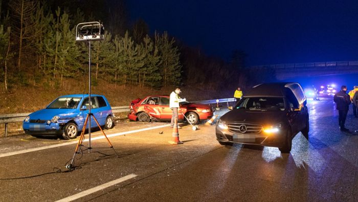 Auto fährt auf A 73 in Unfallstelle: Toter und Schwerverletzte